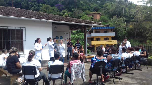 Os estudantes de Medicina são inseridos desde o início do curso no dia a dia das comunidades, participando de projetos sociais e atividades de promoção da saúde. Foto Divulgação