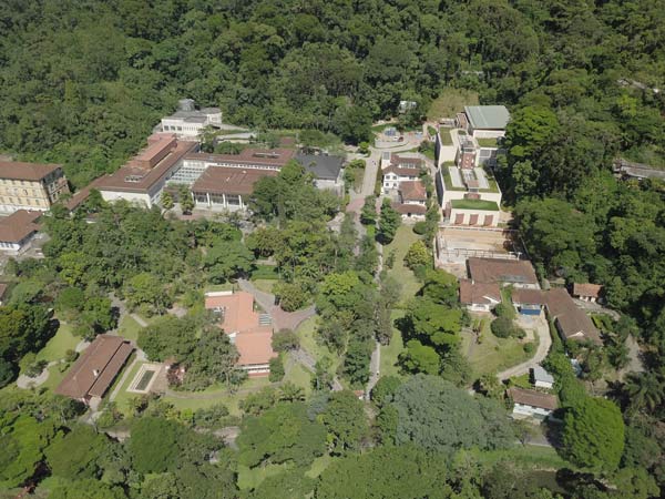 O Campus da FMP está situado em um terreno de 85 mil m², cercado pela Mata Atlântica e próximo ao Centro Histórico de Petrópolis/RJ. Foto Divulgação