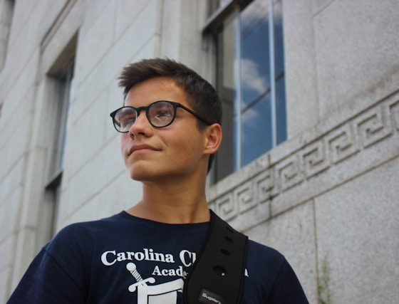 Garoto visitando universidades