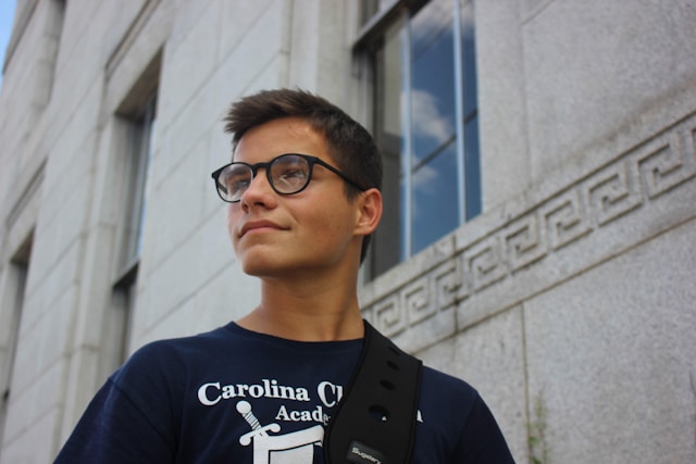 Garoto visitando universidades