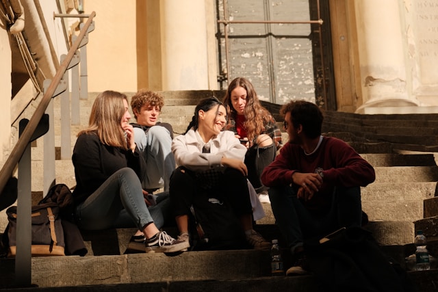 Jovens visitando uma universidade